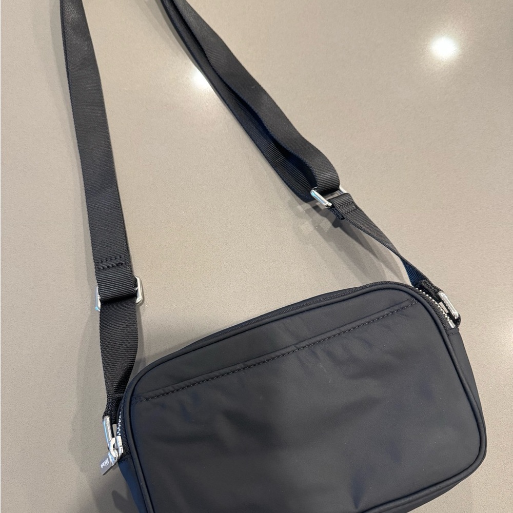 Lululemon Crossbody Camera Bag 2L - Picture 2 of 6